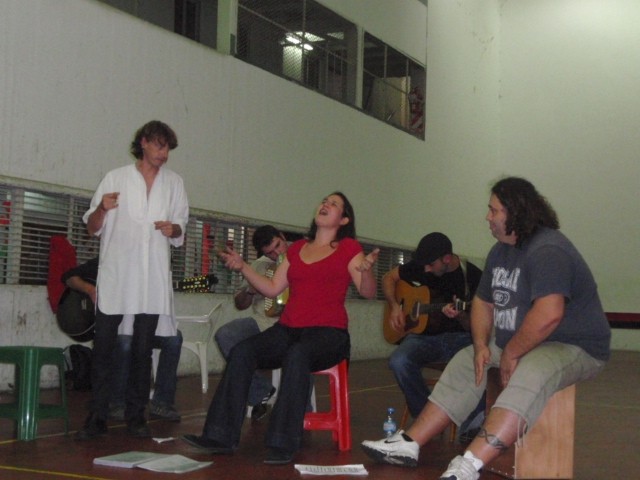 Xabaltx, Maialen Errotabehere y Mixu Mitxelena durante el concierto que ofrecieron en el Centro Vasco de Iparralde durante la Fiesta del Pimiento (foto EuskalKultura.com)